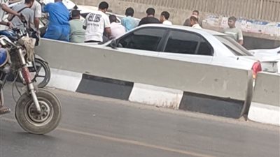 إصابة سائق في انقلاب سيارة ملاكي بعد اصطدامها بأتوبيس على الدائري.. صور