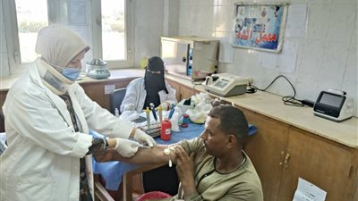 خدمات طبية مجانية لـ976 مواطنًا بقافلة 