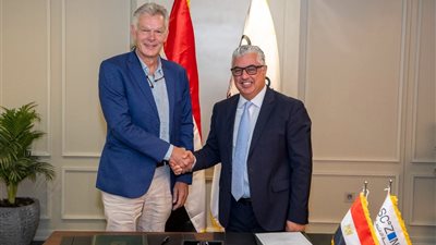 باستثمارات 340 مليون جنيه.. اقتصادية قناة السويس توقع مشروع 