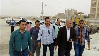 جولة تفقدية لرئيس سمالوط بقرية السلام وحلول عاجلة للمشكلات