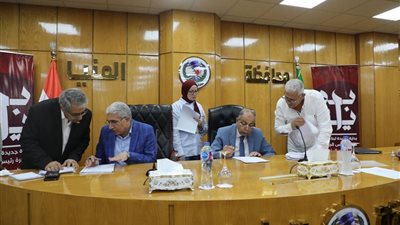 محافظ المنيا يبحث مع النواب والشيوخ احتياجات المواطنين وتطوير الخدمات