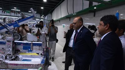 وزير العمل يفتتح صالة إنتاج جديدة بجولدن ستارز ويشيد بالصناعات الاستراتيجية