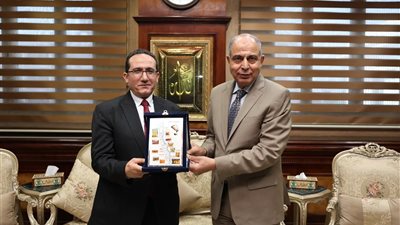 محافظ المنيا يكرم مدير الطب البيطري السابق ويؤكد دعم القيادة الجديدة