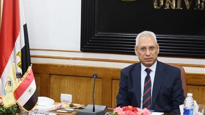 رئيس جامعة المنيا يترأس لجنة اختيار عميد كلية 