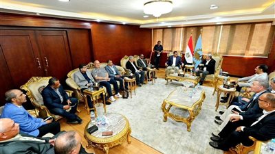 وزير الإسكان يتفقد مشروعات 