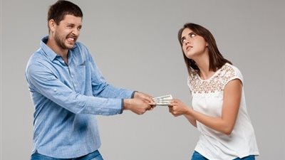 الأزهر يجدد النقاش حول حق الزوجة في مال الزوج البخيل