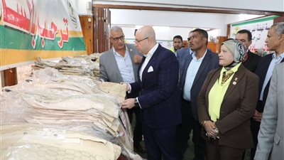 محافظ بني سويف يفتتح معرض الزي المدرسي لـ15 ألف أسرة