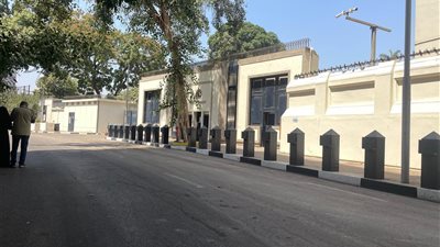 من «بلدوزر» البغدادي إلى «حواجز» عاطف عبيد.. قصة شغب السفارة البريطانية