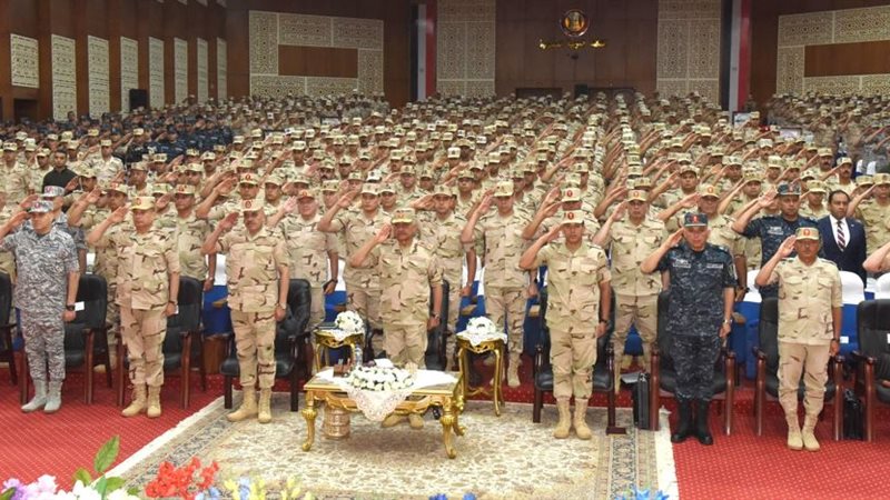 وزير الدفاع يلتقي