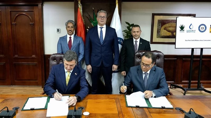 أثناء توقيع الاتفاقية