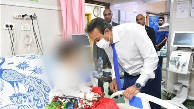 خلال زيارة مفاجئة لمستشفى الهرم.. وزير الصحة يوجه بزيادة الأطباء وإنهاء عقود شركتي النظافة والأمن لقصور الأداء
