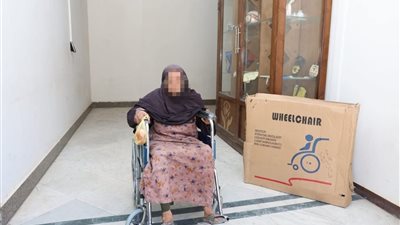 محافظ المنيا يستجيب لحالة إنسانية ويوفر كرسيًا متحركًا لسيدة مسنّة