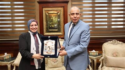 محافظ المنيا يؤكد دعمه للمؤسسات التعليمية ويكرم مديرة مدرسة تجريبية ببني مزار