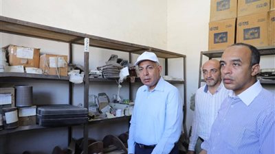 محافظ المنيا يتفقد وحدة الرصف لمتابعة سير العمل وتعظيم الموارد