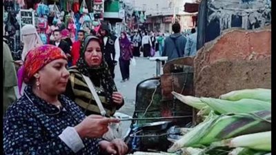 بركة وقناديل.. حكاية أم مينا أشهر بائعة درة في الصعيد.. (صور وفيديو)