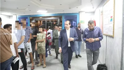 تزاحم المرضى وتعطل الأجهزة.. تفاصيل جولة مفاجئة للصحة بمستشفى عين شمس