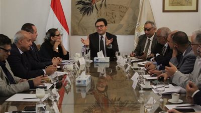 وزير الثقافة يستعرض خطط التطوير للمشروعات الثقافية ومعرض الكتاب والمهرجانات