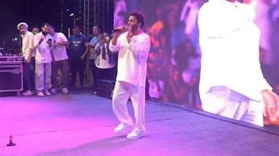 وسط حضور جماهيري كثيف.. حميد الشاعري يقدم حفلا استثنائيا في بحيرة عين الحياة