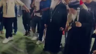 الأنبا ديمتريوس يشارك شباب البرشا في مباراة كرة قدم ويخطف الأنظار بضربة جزاء