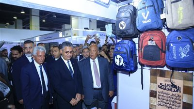 الشنطة بـ100 جنيه والكراسة بـ8.. أسعار الأدوات المدرسية في معرض 