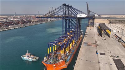 المرحلة الأخيرة من توريد الأوناش.. الصناعة: ميناء السخنة يستقبل السفينة المتخصصة ZHEN HUA 23