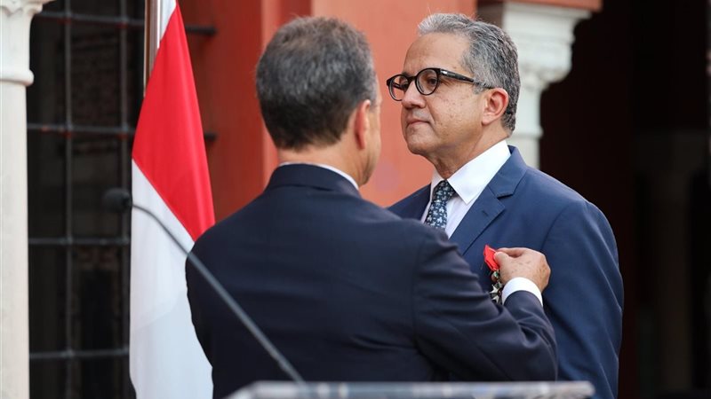 منح الدكتور خالد