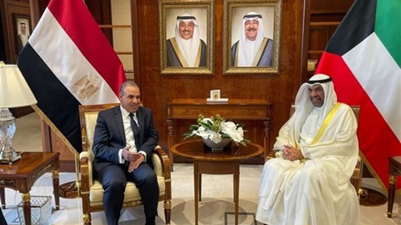 وزير الخارجية مع