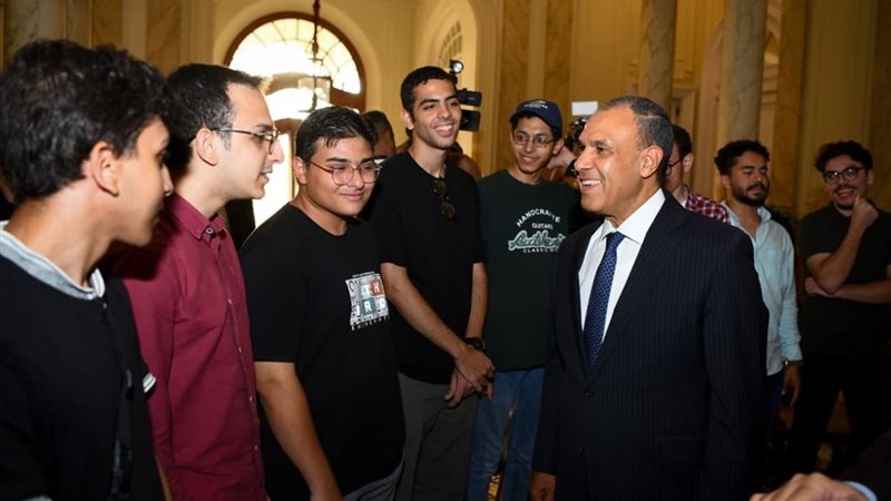 وزير الخارجية يلتقي