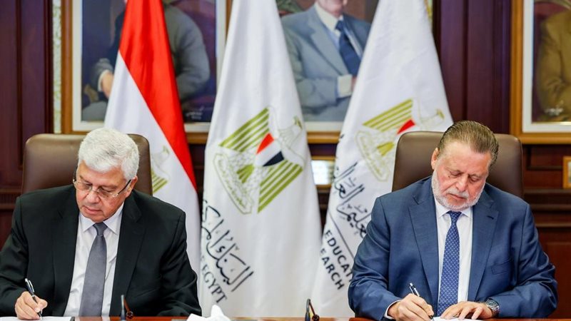 أثناء توقيع البروتوكول