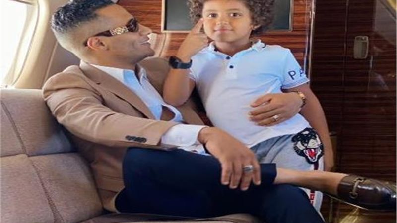 نجل محمد رمضان مع