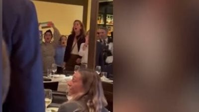 متظاهرون يلاحقون ترامب داخل مطعم بهتافات 