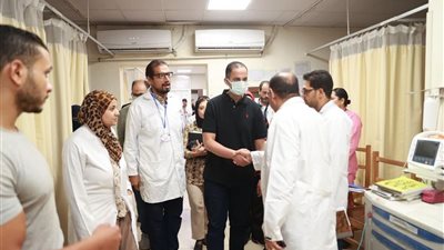 من الملاحظات للمكافآت.. تفاصيل جولة نائب وزير الصحة بالمنيا