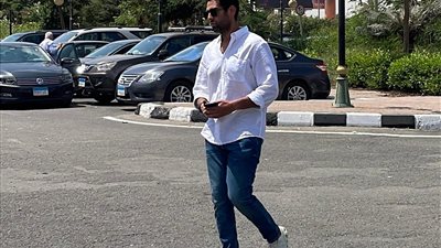 نجوم الفن والرياضة يودعون المطرب الشاب عمرو ستين.. وانهيار خطيبته في الجنازة