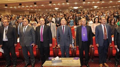 رئيس الطائفة الإنجيلية يشهد حفل تخرج طلبة كلية رمسيس الجديدة بحضور محافظ القاهرة