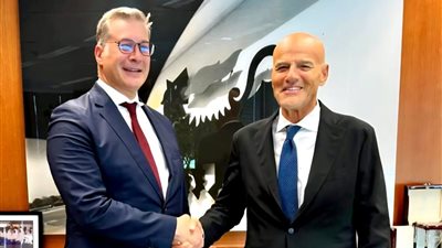 وزير البترول يستعرض مع رئيس 