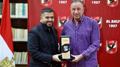 الخطيب يكرم أحمد أمين مسعود بقميص موقّع تقديراً لدوره في استاد الأهلي