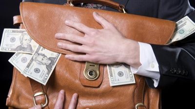 بأسلوب كسر الشباك.. حيلة عصابة لسرقة مليون ونصف جنيه من داخل سيارة بالبدرشين