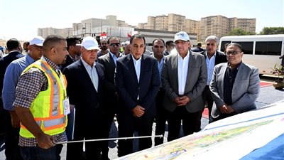 رئيس الوزراء يتابع سير الأعمال بمحطة الأتوبيس الترددي قرب المتحف المصري الكبير