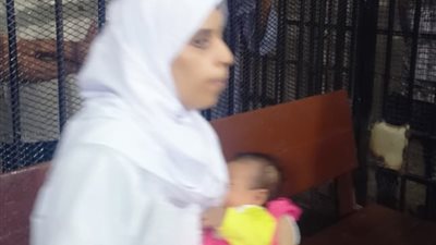 محتضنة رضيعها.. أول ظهور لـ