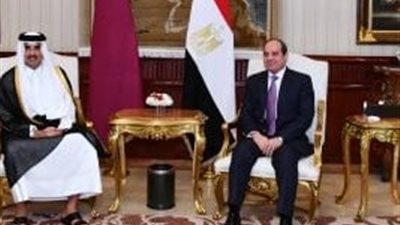 الرئيس السيسي يلتقي أمير قطر عقب وصوله الدوحة للمشاركة في أعمال القمة العربية الإسلامية