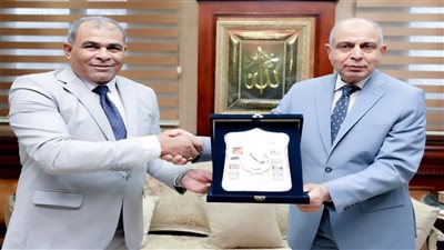 محافظ المنيا يكرم وكيل التموين السابق تقديرًا لجهوده