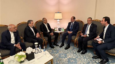 الرئيس السيسى يلتقى نظيره الإيرانى على هامش القمة العربية الإسلامية بالدوحة