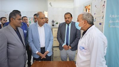 الكشف مجاني.. ماذا فعل محافظ المنيا خلال تفقده قافلة طبية بقرية منبال؟