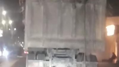 سيارة نقل بدون لوحات تثير الذعر بكورنيش المعصرة.. والأمن يفحص الفيديو