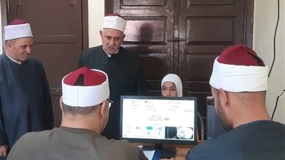 رئيس لجنة مراجعة المصحف يتفقد اختبارات مسابقة بنك فيصل للقرآن بالإسكندرية