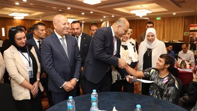 لدمجهم في سوق العمل.. وزير العمل ومحافظ القاهرة يسلمان 100 عقد عمل جديد لذوي همم 