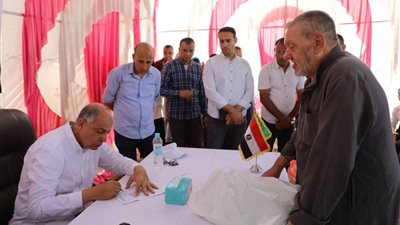 محافظ المنيا يلتقي أهالي قلندول ويستجيب لمطالبهم المعيشية
