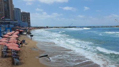 محافظة الإسكندرية: إغلاق شواطئ القطاعين الشرقي والغربي بسبب اضطراب حالة البحر غدا