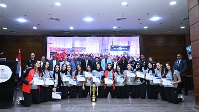 وزير الرياضة يكرم بطلات مصر لكرة اليد والسلة بعد التتويج ببطولة إفريقيا