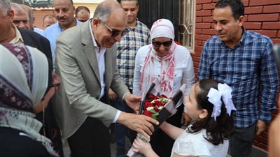 محافظ المنيا يفتتح أعمال صيانة مدرسة أبناء الثورة الابتدائية ضمن برنامج 
